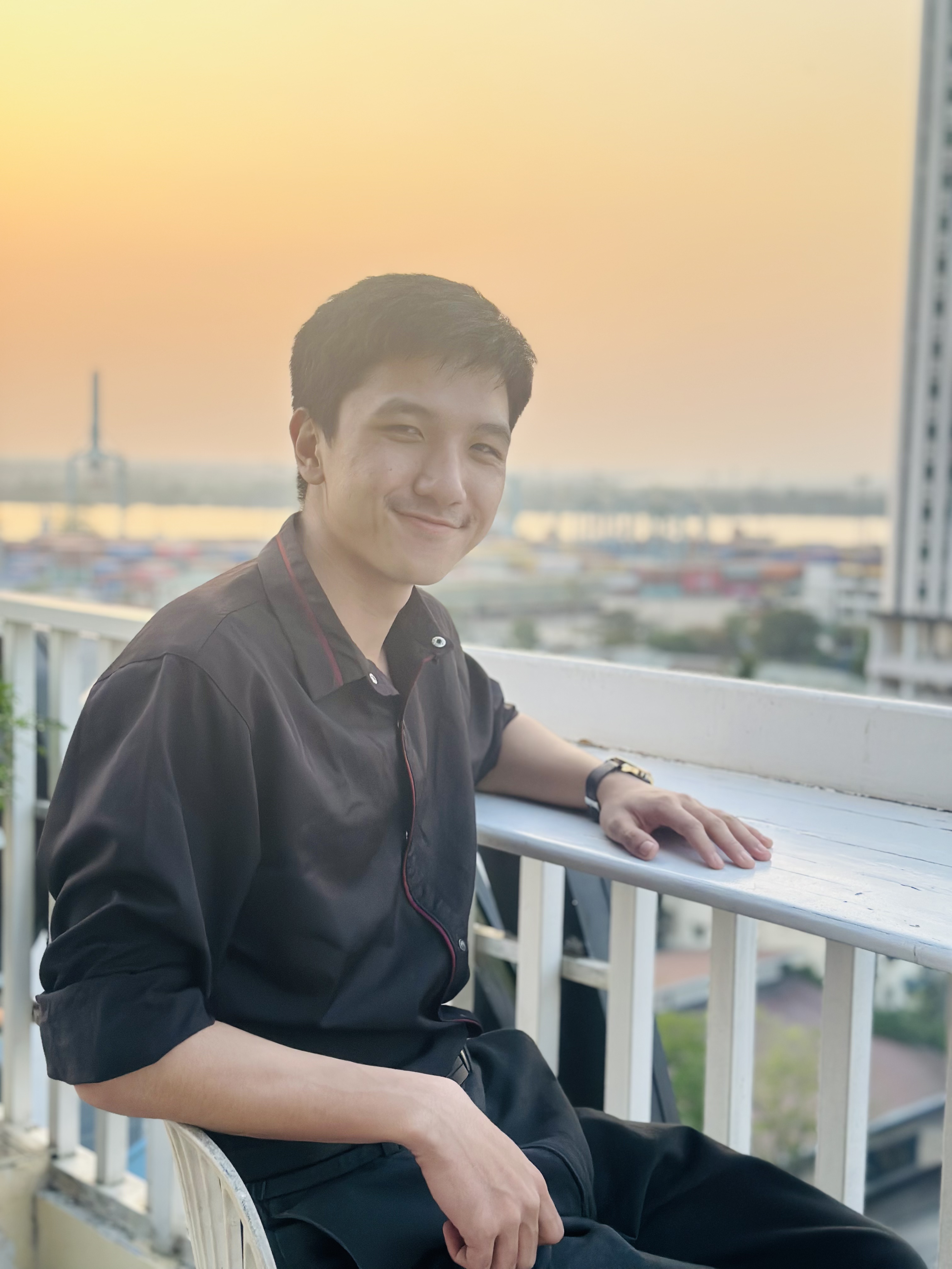Sai Shen Zin Mao smiling on a balcony